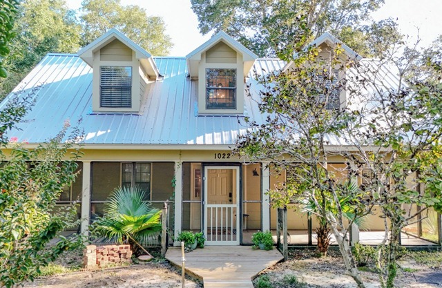 Charming 3-bedroom cottage with WiFi and AC in welcoming Pass Christian