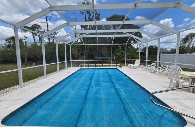 Charming 3-bedroom house with AC, WiFi & heated pool in lovely Port Charlotte