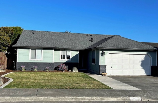Charming 3-bedroom house in McKinleyville with fitness room-Near beach & Airport