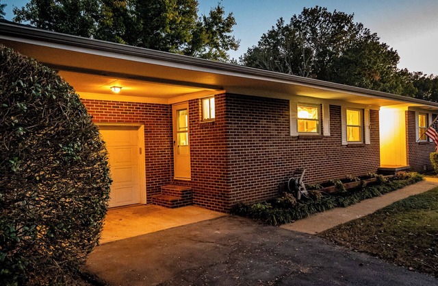 Charming 3-bedroom house with AC,Hot Tub, WiFi, free coffee & family friendly