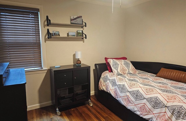 Charming 3-bedroom cottage in pleasant Norton Shores with WiFi, AC