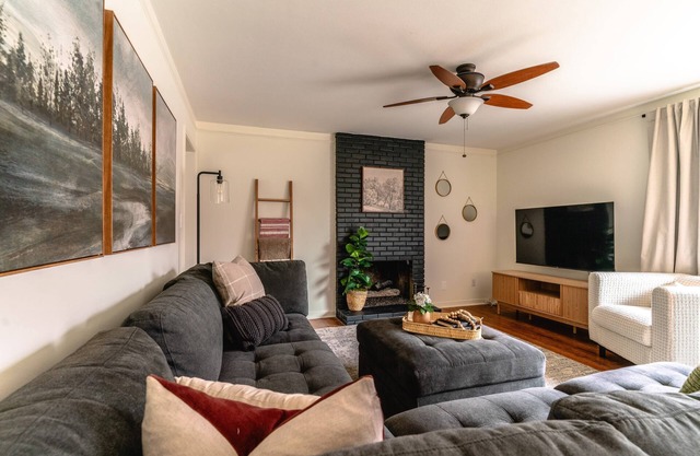 Charming 3-bedroom house, convenient location Overland Park