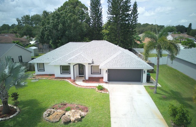Charming 3-bedroom house with Pool & AC & WiFi in fantastic Port St. Lucie