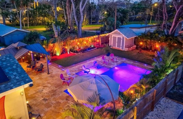 Charming 3-bedroom house with Pool, WiFi and AC in St. Petersburg
