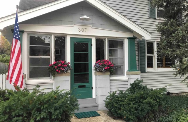 Charming 3-bedroom cottage in lovely Traverse City with WiFi, AC