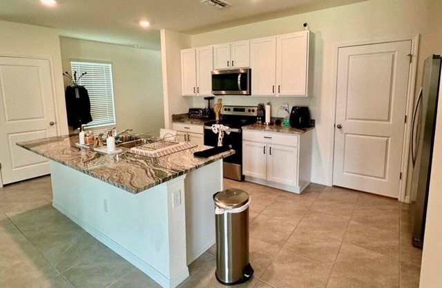 Charming 3-bedroom new house in Wesley Chapel with WiFi, AC