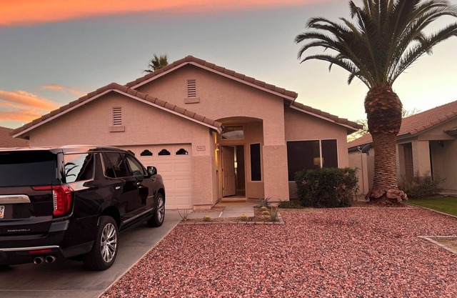 Charming 3-bedroom 2 full house in lovely Peoria with AC/Pool