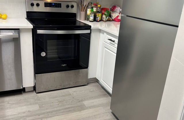 Charming 3-bedroom apartment with AC and WiFi in tranquil Tuscaloosa .
