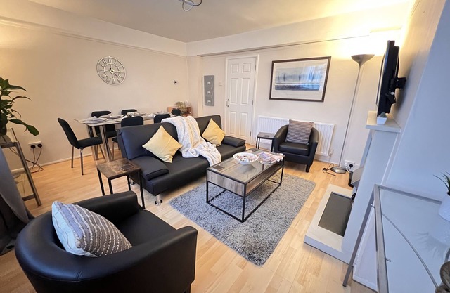 Appartement-Moderne-Salle de bain privée séparée-Vue sur Jardin-Glazebrook