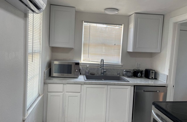 Charming 3-bedroom Calacatta Marble house in serene Farmington CA with WiFi, AC