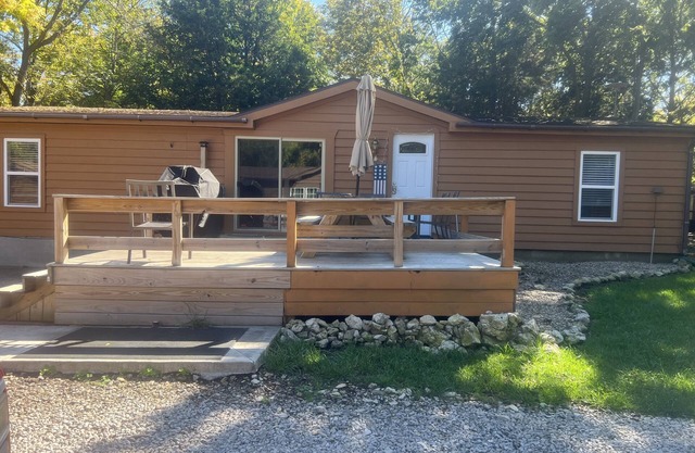 Charming 3-bedroom cabin sleeps 10 Full Linens Provided