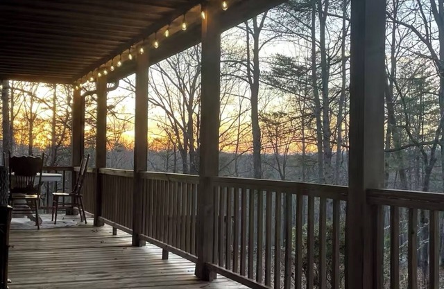 Charming 3-bedroom cabin that’s family friendly with WiFi in Dahlonega