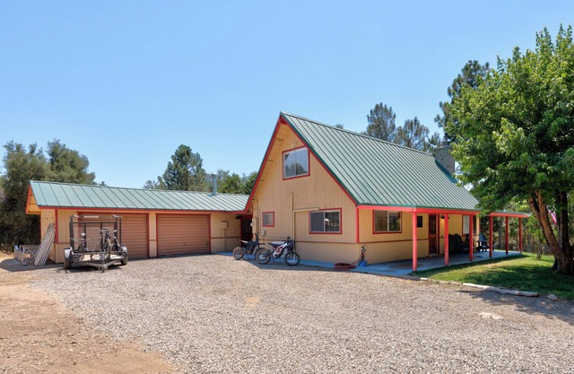 Charming 3-bedroom cabin 30 mins from Yosemite, hot tub, fire pit and swing set!