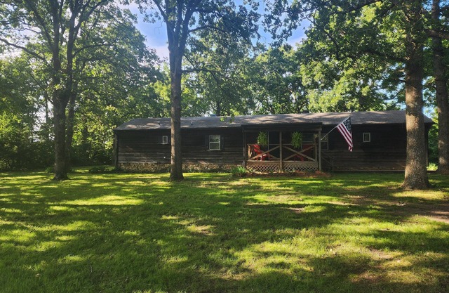 Charming 3-bedroom cabin in delightful Stockton with WiFi, AC,