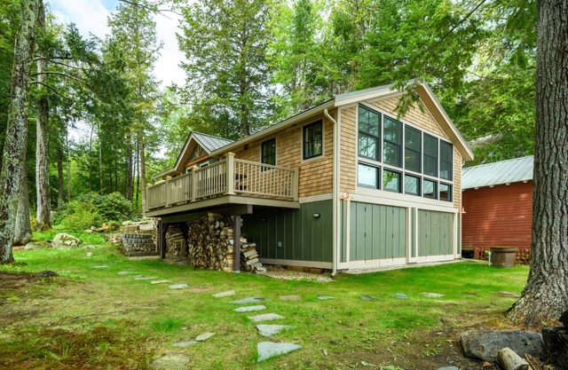 Charming 3-bedroom cabin with private sandy beach and dock