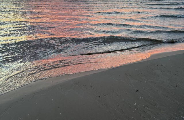 Charming 3-bedroom cottage in adorable Caseville with Beach Access, AC, and WiFi
