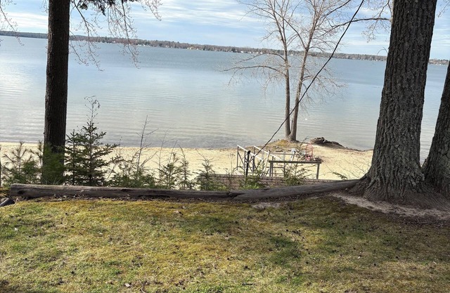 Charming 3 bedroom cottage on Lake Missaukee in beautiful Lake City with WiFi