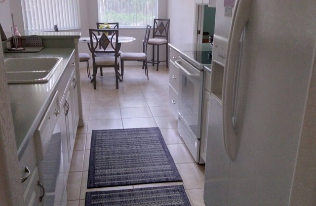 Charming 3-bedroom condo in gated community with WiFi, AC in brilliant Venice.
