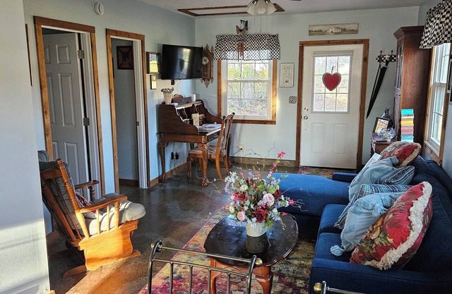 Charming 3-bedroom cottage with WiFi and AC in fantastic Riverton
