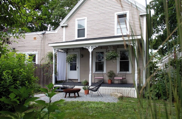 Charming 3-bedroom cottage - close to shops and dining!