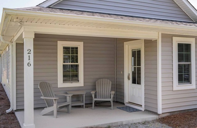 Charming 3-bedroom cottage in Bath steps away from the Pamlico River.