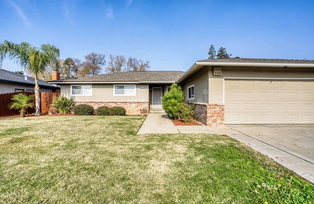Charming 3-bedroom + Den house with AC and WiFi in awesome North Fresno.