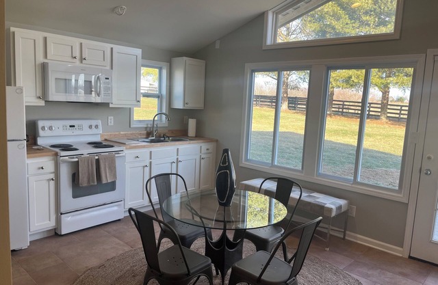 Charming 3-bedroom detached cottage on horse farm near Lexington and Georgetown.