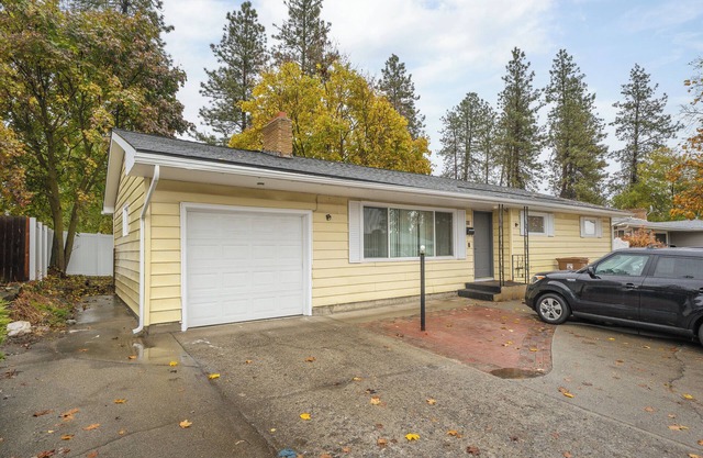 Charming 3-bedroom duplex with AC, WiFi in superb Spokane