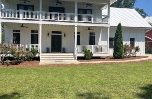 Charming 3-bedroom farmhouse with Pool &Hot Tub in Asheville Fletcher area