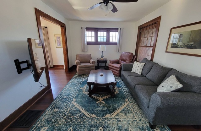 Charming 3-bedroom house in delightful Fort Wayne with WiFi, AC