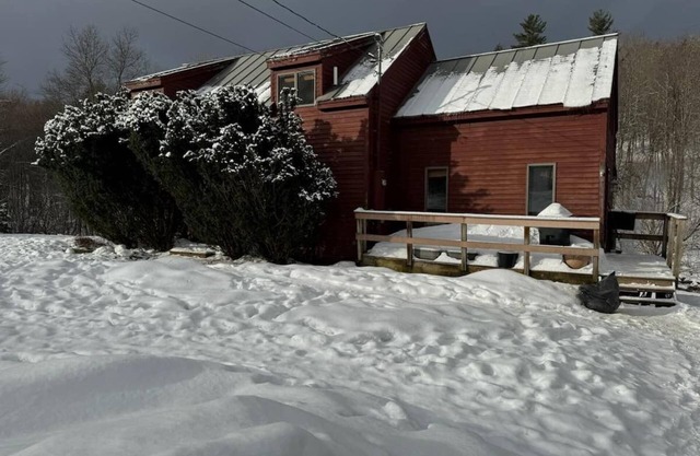 Charming 3-bedroom house with WiFi, Hot tub, fitness room in Killington