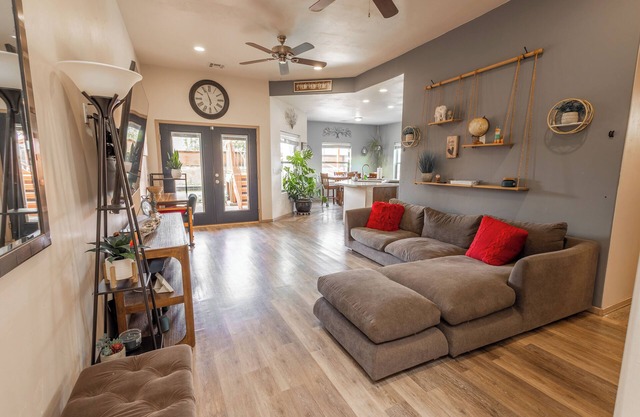 Charming 3-Bedroom Home in Las Cruces, I-70. AC, WiFi & Pond. Your Perfect Stay!