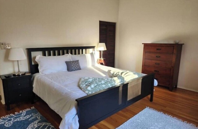 Charming 3-bedroom house with AC and WiFi in Dartmouth