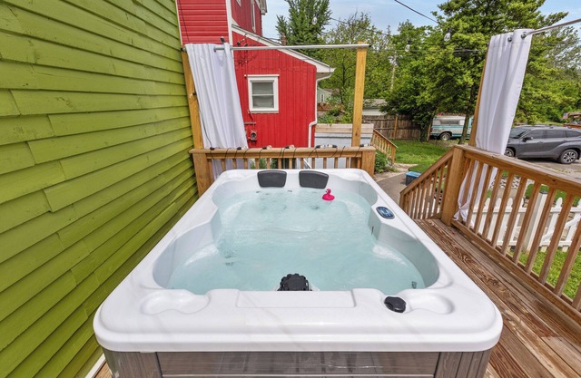 Charming 3-bedroom house downtown Frankfort/ king beds