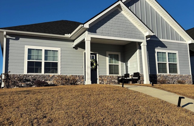 Charming 3 bedroom house with AC/WiFi in Grovetown. 9.9 miles from the Master's