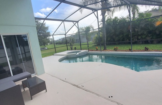 Charming 3-bedroom house with WiFi, AC, Pool, Lake View, by Disney.