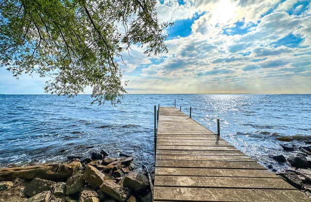 Charming 3-bedroom house on the water with AC and WiFi in enjoyable Marinette