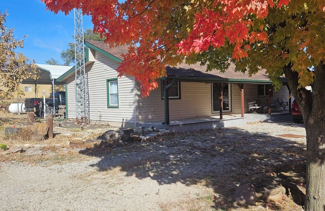 Charming 3-bedroom house at Kanopolis Lake with wi-fi and A/C.
