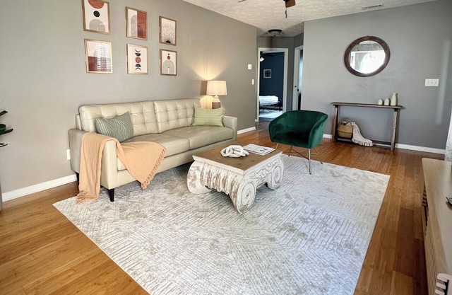 Charming 3-bedroom house with king bed , pet friendly