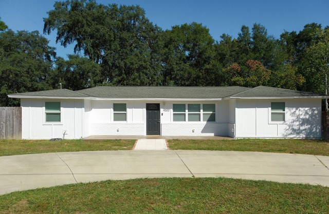 Charming 3-bedroom house with AC and WiFi in cool Pensacola