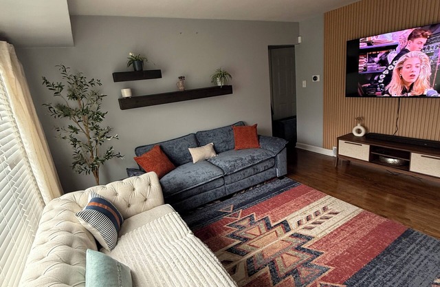 Charming 3-bedroom house in fabulous Royal Oak with WiFi, yard w fence- Pets OK