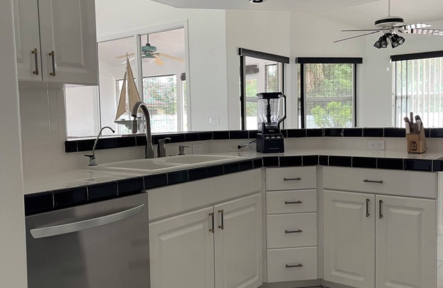 Charming 3-bedroom house with WiFi, AC in wonderful Sebastian