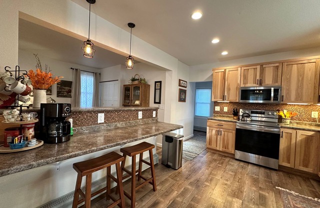 Charming 3-bedroom home in Ironwood with custom tiled showers. Dog-Friendly.