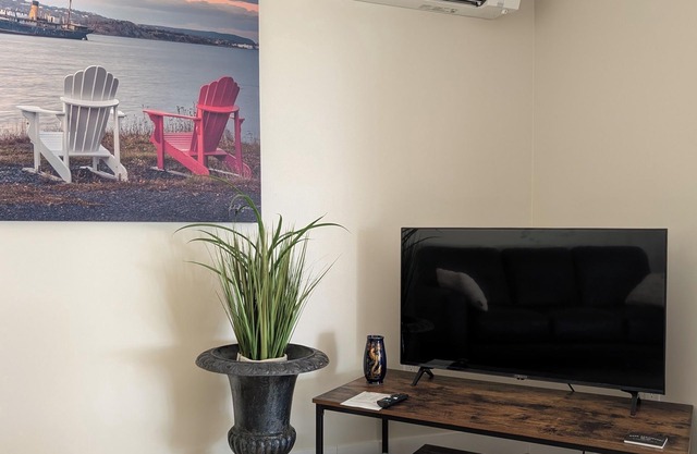 Charming 3-bedroom Home w/WiFi, AC in Adorable Hampton-Victoria by the Sea