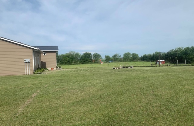 Charming 3-bedroom home with AC, WiFi in Britton. Quiet, trees, and sunsets!