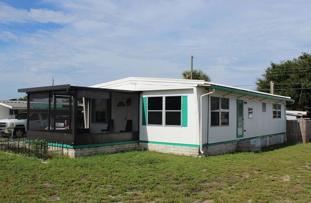 Charming 3-bedroom home with WiFi, AC in lovely Holiday