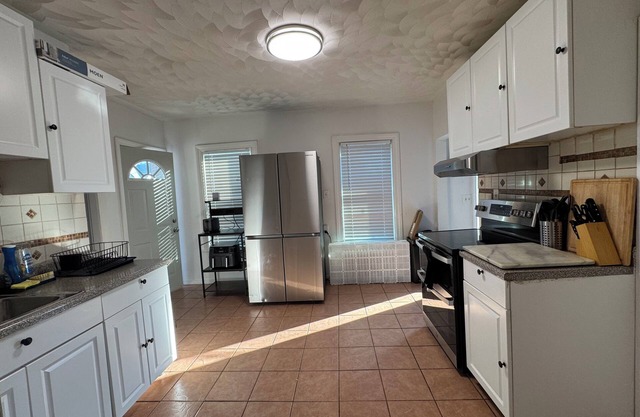 Charming 3-bedroom house with AC and WiFi in awesome Brockton
