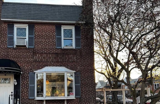 Charming 3-bedroom house with patio and parking!