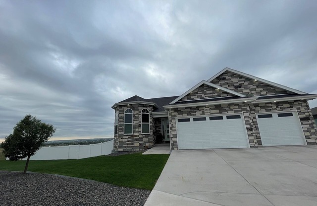 Charming 3-bedroom house in Cheyenne with WiFi, AC. Breathtaking views/sunsets!