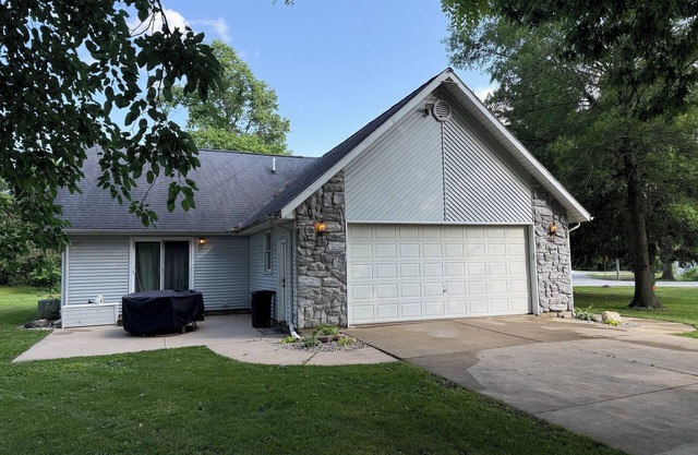 Charming 3-bedroom house with AC and WiFi at peaceful Wawasee Lake. Pet friendly